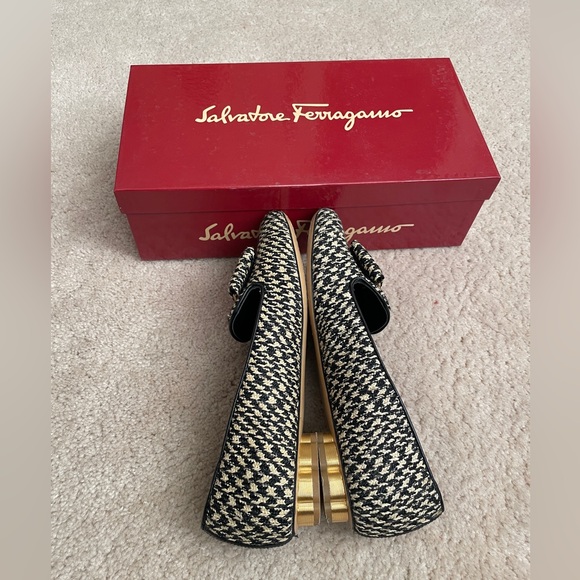Salvatore Ferragamo Women's Sarno  Bow Loafer Size 6B - Picture 5 of 9